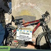 Buscaban una bicicleta robada y encontraron un kiosko de drogas en Centenario