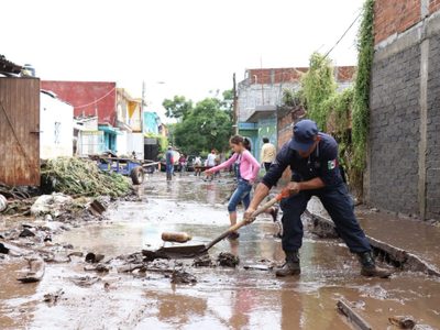 Tromba deja afectaciones en 14 colonias, 50 viviendas y 29 autos de Michoacán; implementan Plan DN-III