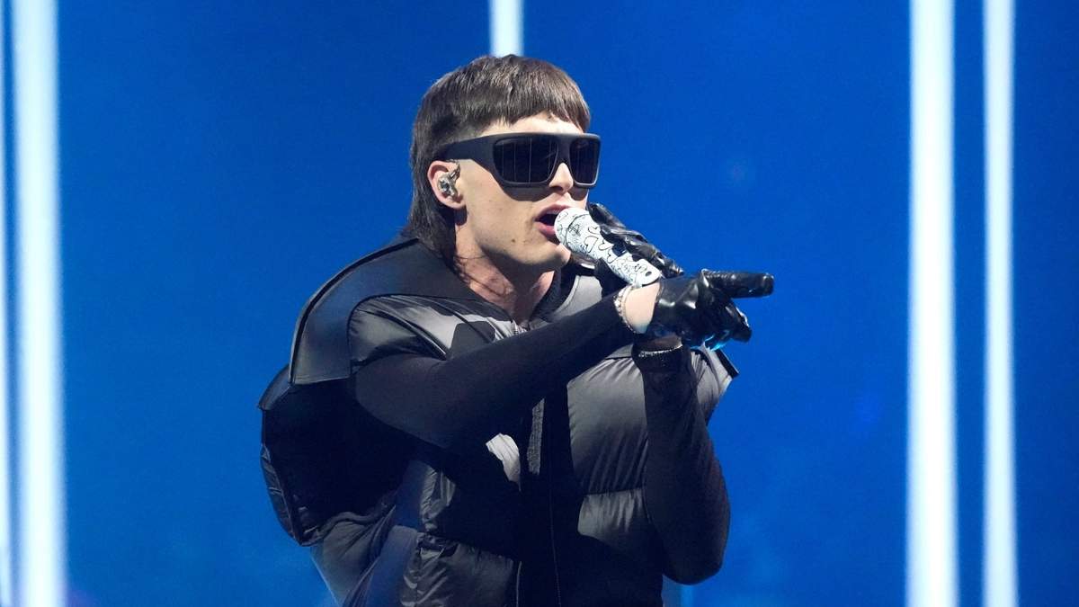 Peso Pluma durante su presentación en los Premos MTV