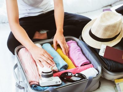 Vacaciones: el secreto para armar tu valija y que te entre todo sin renegar