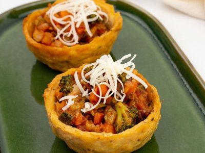 No vas a poder parar de hacerlas: canastitas de pollo al verdeo sin gluten con masa de papa