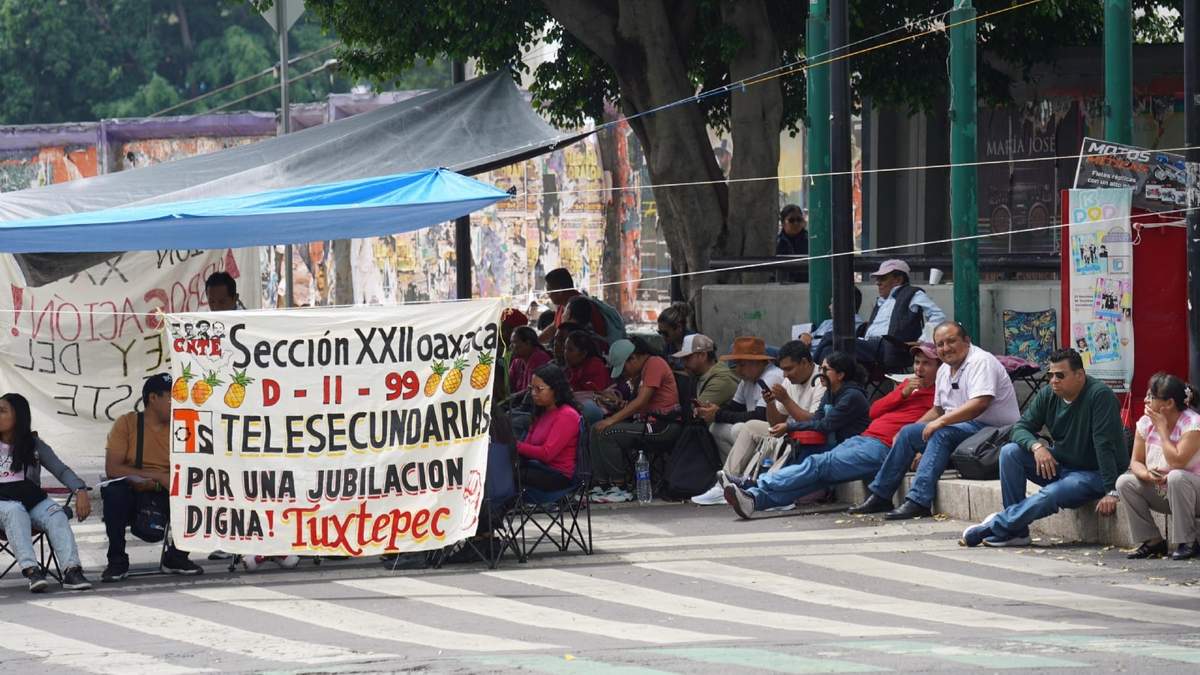 Maestros de la CNTE protestan para que se cumpla la promesa del expresidente Andrés Manuel López Obrador y de la actual mandataria, Claudia Sheinbaum, de abrogar la Ley del ISSSTE calderonista