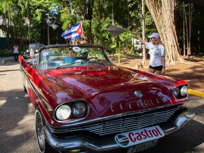 Cápsula del tiempo en movimiento: Autos clásicos compiten en rally en Cuba