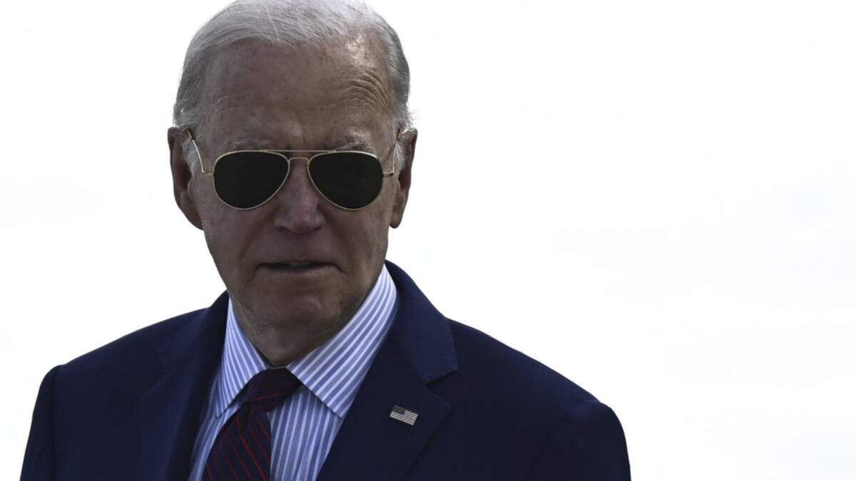 El presidente estadunidense Joe Biden al llegar al aeropuerto de Orly, en el sur de París