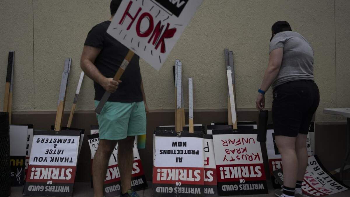 Dos manifestantes toman carteles en un mitin en el exterior de los estudios de Paramount Pictures en Los Ángeles