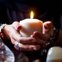 El poderoso ritual de 4 pasos para liberarte del pasado y atraer abundancia antes de la Luna Rosa