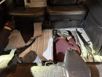 Hombre intenta cruzar a EU escondido en área del tanque de gasolina de un vehículo