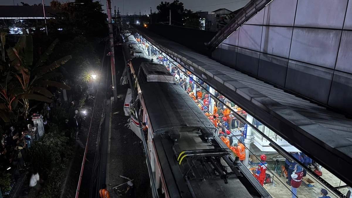 Dos trenes chocan cerca de la capital de Indonesia; hay al menos tres muertos