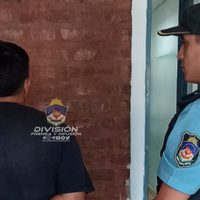 Un sujeto lanzó un arma de fuego cargada al patio de una vivienda en el barrio San Lorenzo