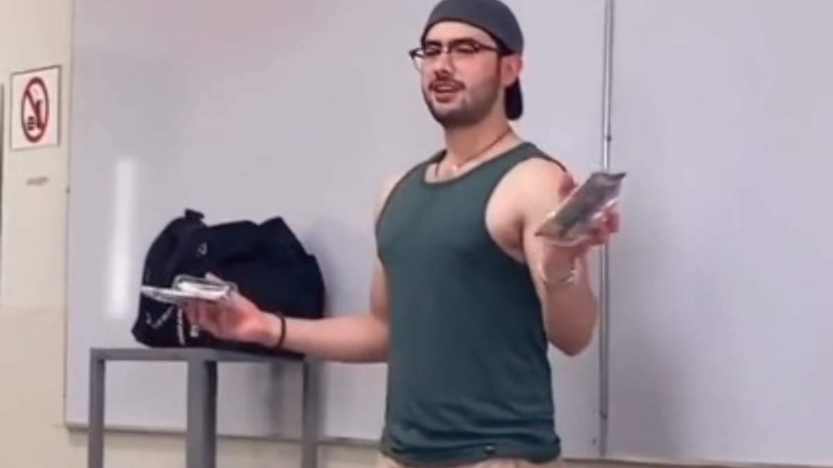 Un estudiante muestra el gas pimienta comprado a sus compañeras