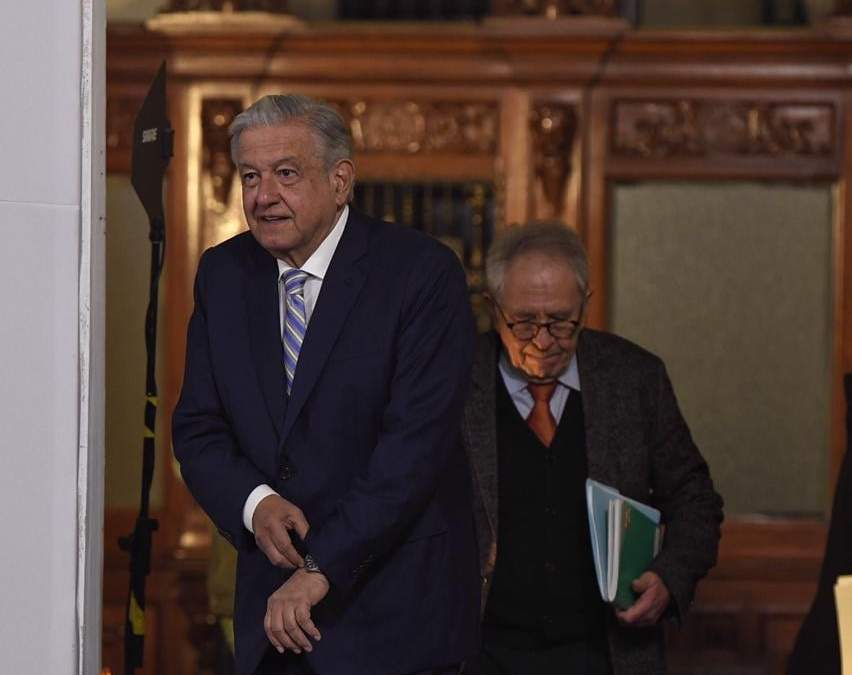 El presidente al llegar a su conferencia