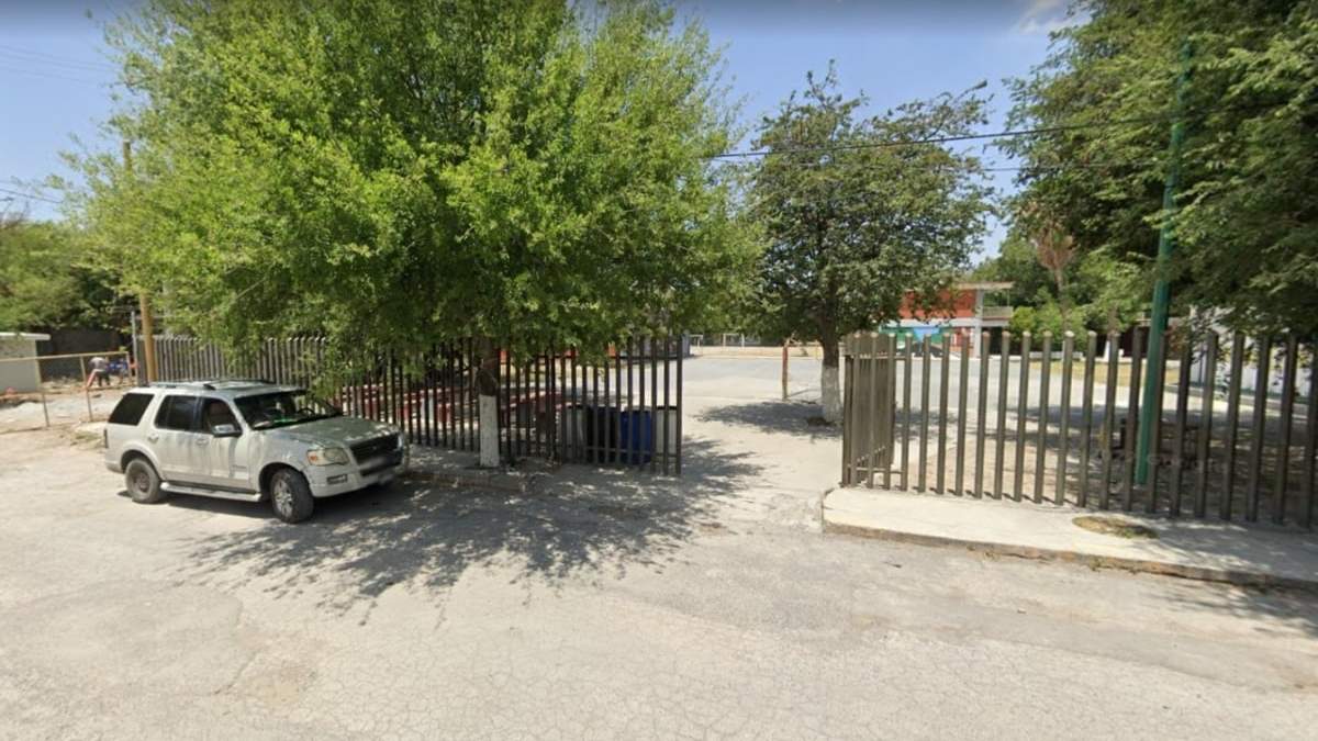 El exterior de la secundaria donde hallaron los restos