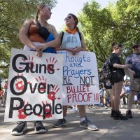 Miles de manifestantes piden más control para las armas en EU en la Marcha por Nuestras Vidas