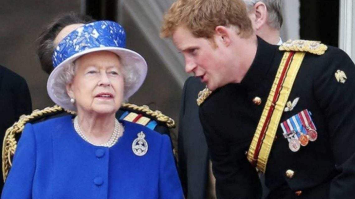 Reina Isabel y el príncipe Harry. Fuente: (Twitter)