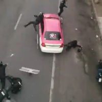 Taxista arrolla a policías durante protesta en Insurgentes sur; hay siete heridos (Video)