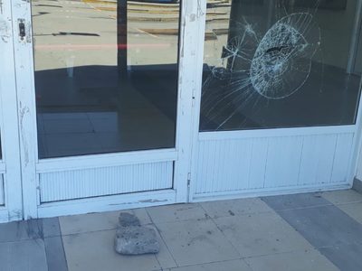 Una mujer destrozó cristales de la Terminal de Ómnibus de Zapala