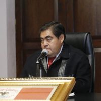 Quitan plaza a maestra que compartió por WhatsApp mensajes contra Barbosa