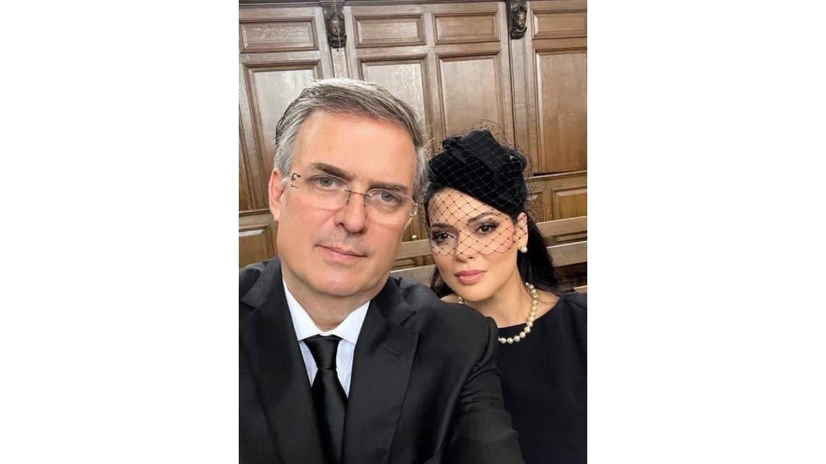 La selfie de Ebrard con su esposa en el funeral de la reina Isabel II
