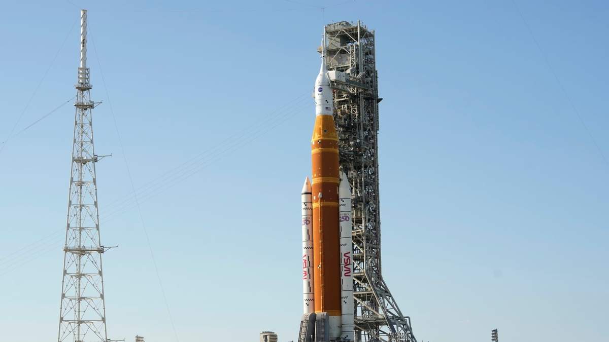 El cohete lunar Artemis II SLS (Sistema de Lanzamiento Espacial) de la NASA, con la nave espacial Orion a bordo, se encuentra en la plataforma de lanzamiento 39-B del Centro Espacial Kennedy el viernes 27 de marzo de 2026, en Cabo Cañaveral, Florida