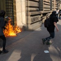 PGJ-CDMX investiga disturbios durante la marcha por los 43 normalistas