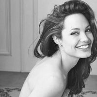 ¡Por eso se enamoró Brad! El día que Angelina Jolie se tiró al agua en su vestido de gala