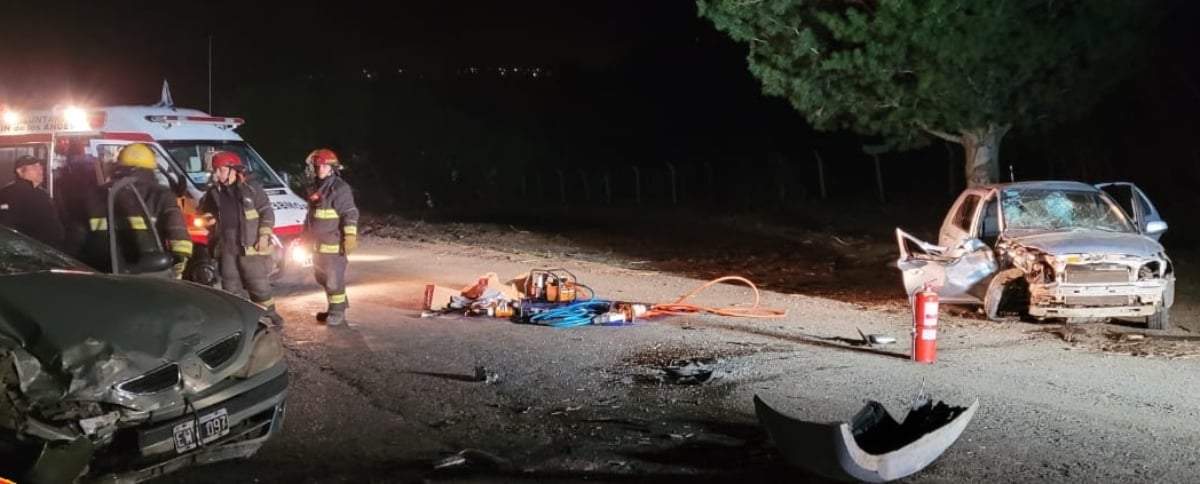 Choque frontal en San Martin de los Andes. Fuente: (Bomberos Voluntarios)