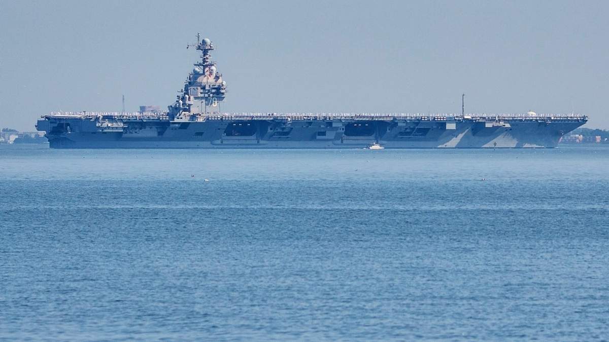 El portaaviones USS Gerald R. Ford saliendo de la Base Naval Norfolk, en Norfolk, Virginia, el 23 de junio del 2025