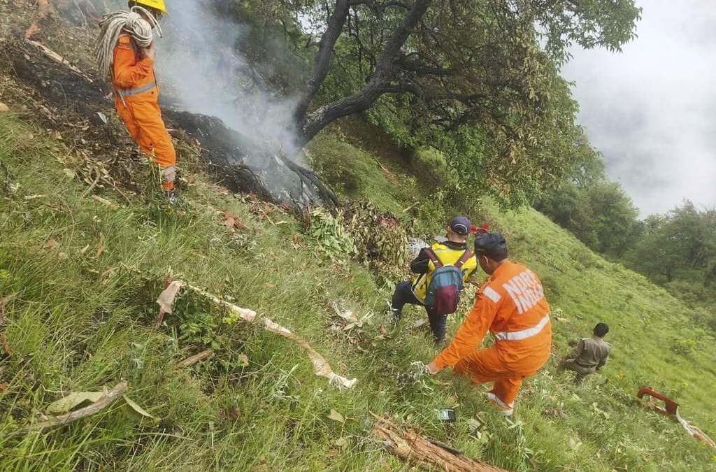 En esta imagen, compartida por la policía de Uttarakhand en la plataforma X, muestra rescatistas trabajando en el lugar donde se estrelló un helicóptero cerca de Kedarnath, en Uttarakhand, India, el domingo 15 de junio de 2025 Uttarakhand Police on X via AP
