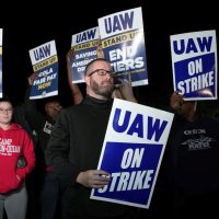 Miles de trabajadores de Ford, GM y Stellantis inician una huelga histórica en EU
