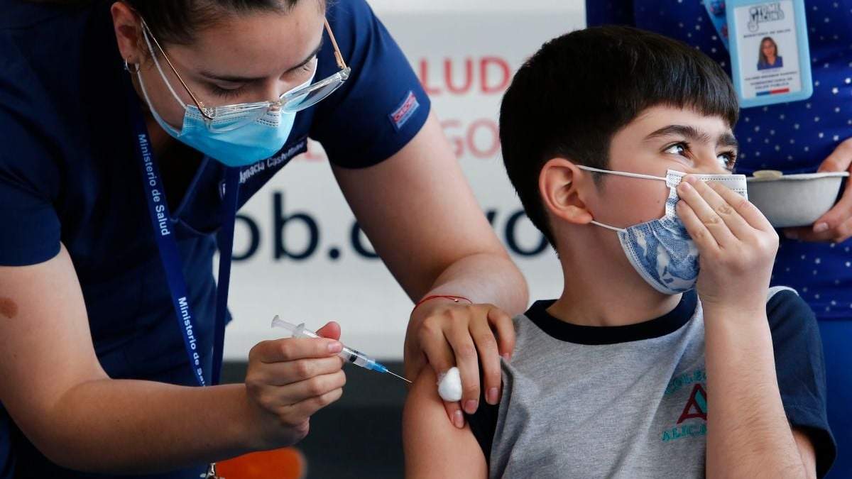 Aplicación de la vacuna contra el coronavirus en menores. Fuente: (Twitter)