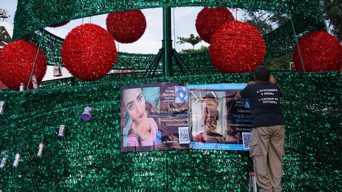 Familias de desaparecidos protestan con la colocación de esferas y pancartas con el rostro de sus familiares desaparecidos en la explanada del Palacio Municipal de Cancún