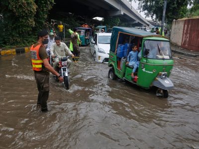 Más de 150 personas siguen desaparecidas tras devastadoras inundaciones en noroeste de Pakistán