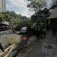 Camión de RTP embiste autos y atropella a vendedor en triciclo en Santa Fe; mueren 2