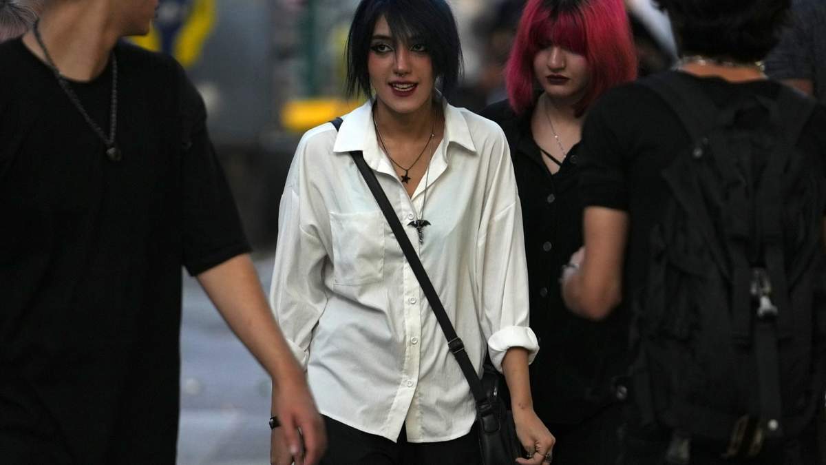 Mujeres iraníes sin velo islámico caminan el sábado 5 de agosto de 2023 en Teherán