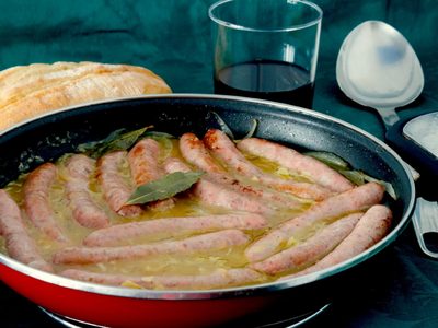 Salchichas al vino: probá esta receta que es toda una tentación para tu próxima cena calentita en casa
