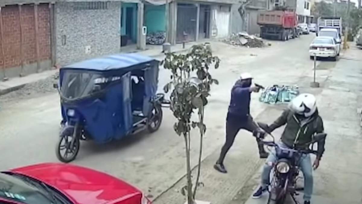 El momento en que intentan asaltar al motociclista