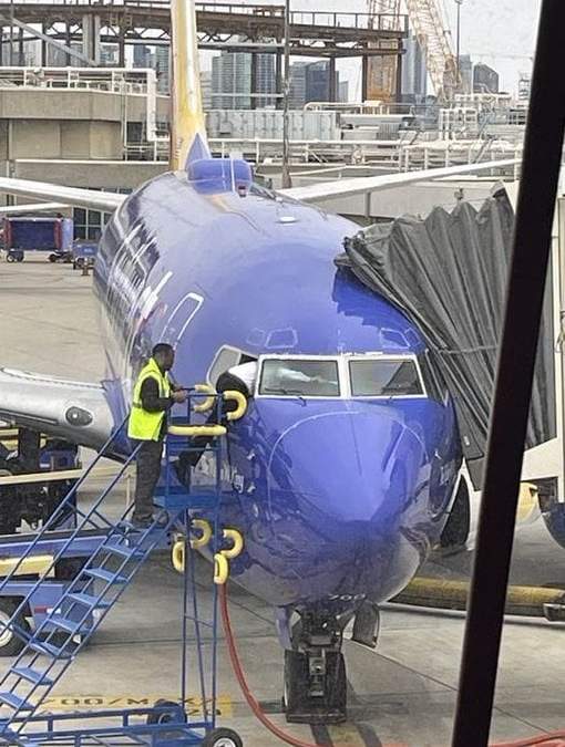 Piloto entra a cabina de avión por la ventana
