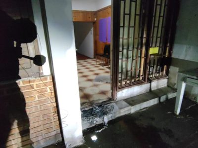Intentaron prender fuego y dejaron pintadas en la sede partidaria de Comunidad en Plaza Huincul
