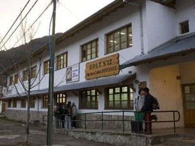 El EPET 12 se comprometió a cubrir las vacantes que reclamaron las familias