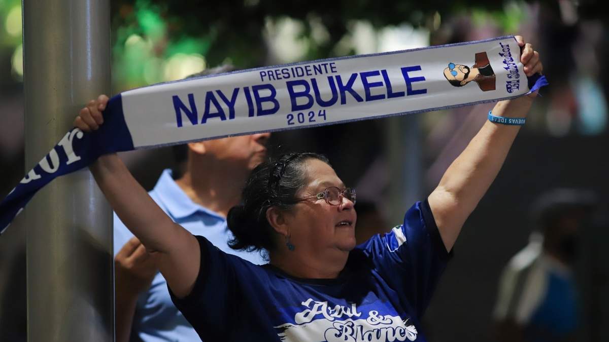 Una seguidora del presidente Nayib Bukele