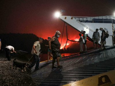 Las apocalípticas imágenes de la evacuación en Eubea: el fuego consume a Grecia