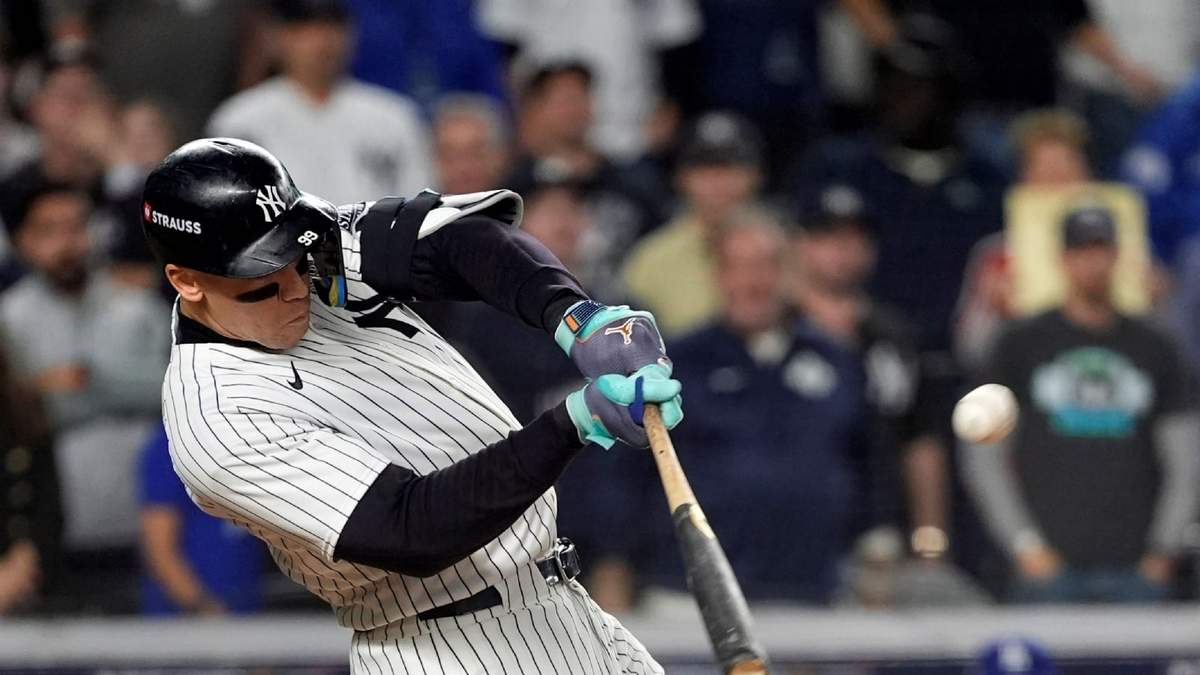 Aaron Judge, de los Yankees de Nueva York, conecta un jonrón de dos carreras contra los Dodgers de Los Ángeles durante la primera entrada del Juego 5 de la Serie Mundial