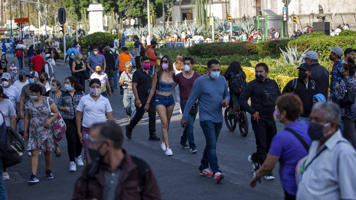 Capitalinos pasean por el Centro Histórico. Foto: Marco Antonio Cruz