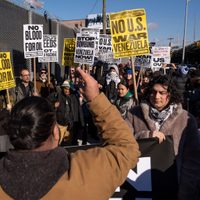 Cientos de manifestantes protestan frente a la prisión de Nueva York en la que está encerrado Maduro