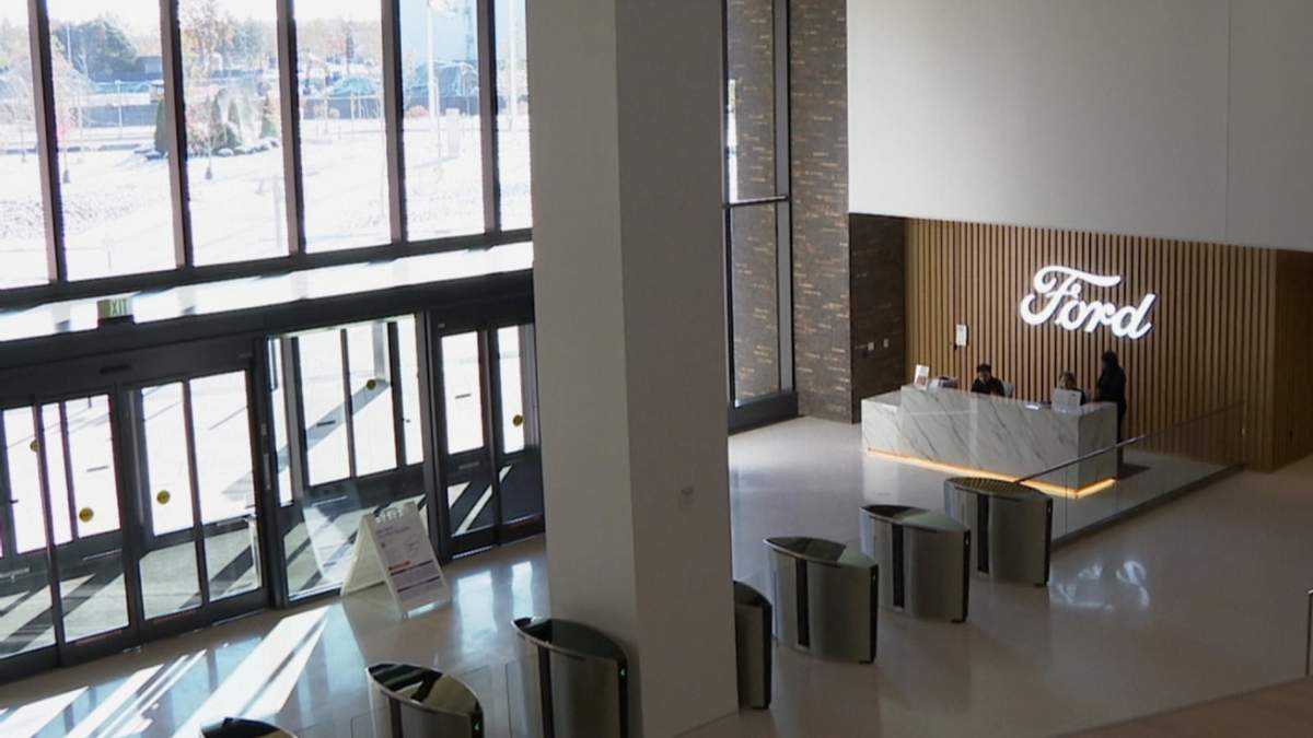 Lobby de la nueva sede de la Ford Motor Co en Dearborn, Michigan