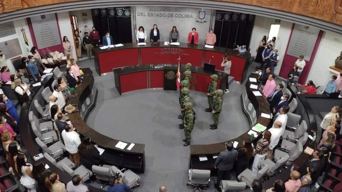 Honores a la bandera durante una sesión solemne que se llevó a cabo este jueves en el Legislativo estatal