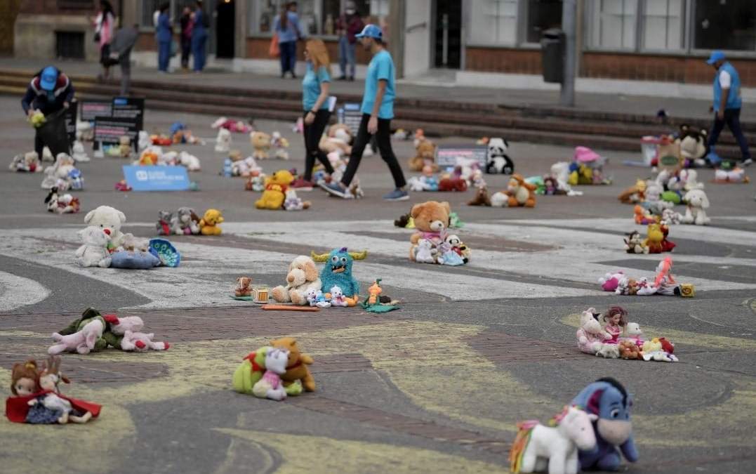 Juguetes repartidos por toda la plaza 20 de julio en protesta por la violencia contra los niños en Bogotá, Colombia, el 22 de noviembre de 2022. Un informe publicado el martes 7 de marzo de 2023 sitúa a los países de América Latina en un listado en función de las acciones y políticas tomadas contra el abuso sexual infantil y su prevención. La mayoría de países de la región están por debajo de la media