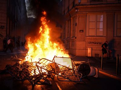 Cuarta jornada de disturbios en Francia deja más de mil 300 detenidos