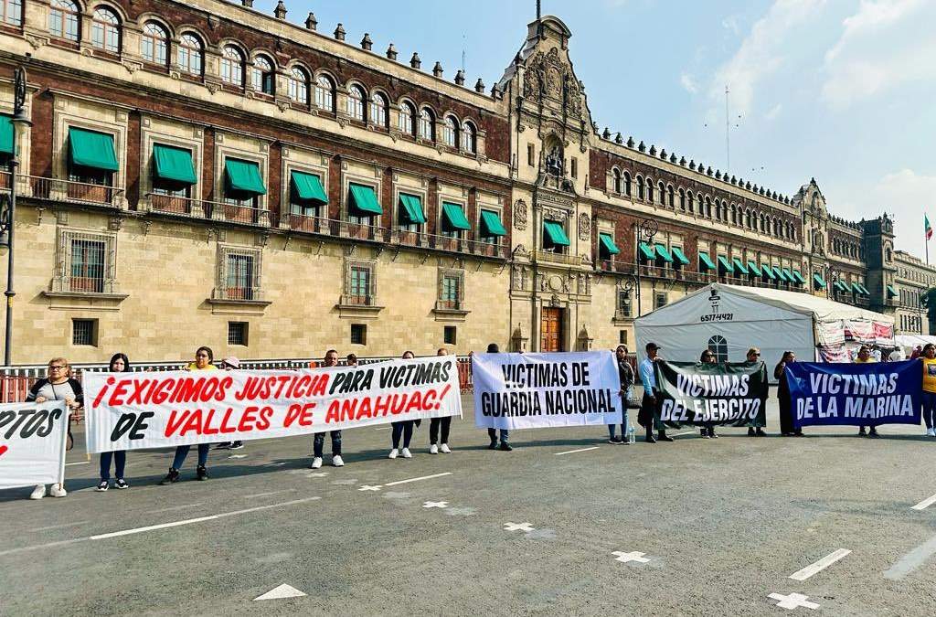 Familiares de víctimas de Fuerzas Armadas hicieron una clausura simbólica de Palacio Nacional