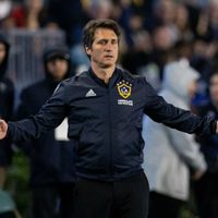 Pese al gol de Pavón, el equipo de Guillermo sufrió una goleada en el clásico y depende del milagro